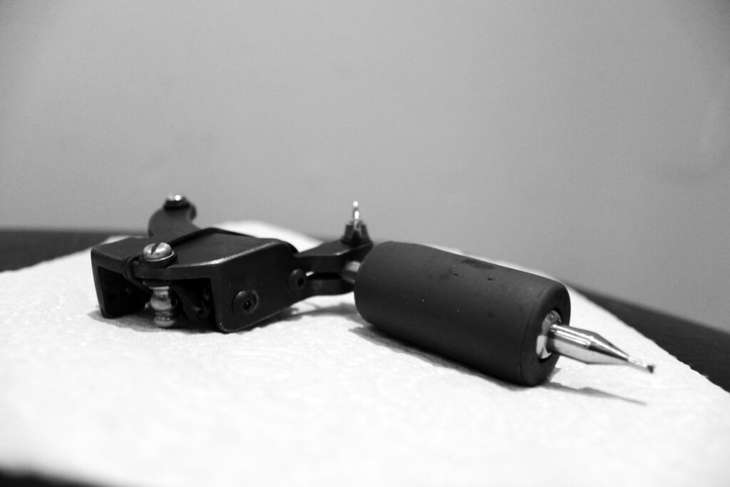A black and white image of a tattoo machine